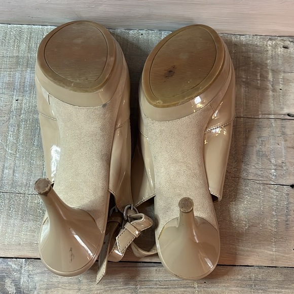9 & Co Adorable Women’s tan sling back shiny heels Sz 8 - Picture 4 of 9